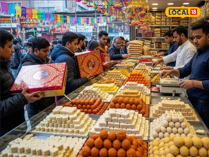 मिठाई की दुकान में लगी भीड़(प्रतीकात्मक तस्वीर)