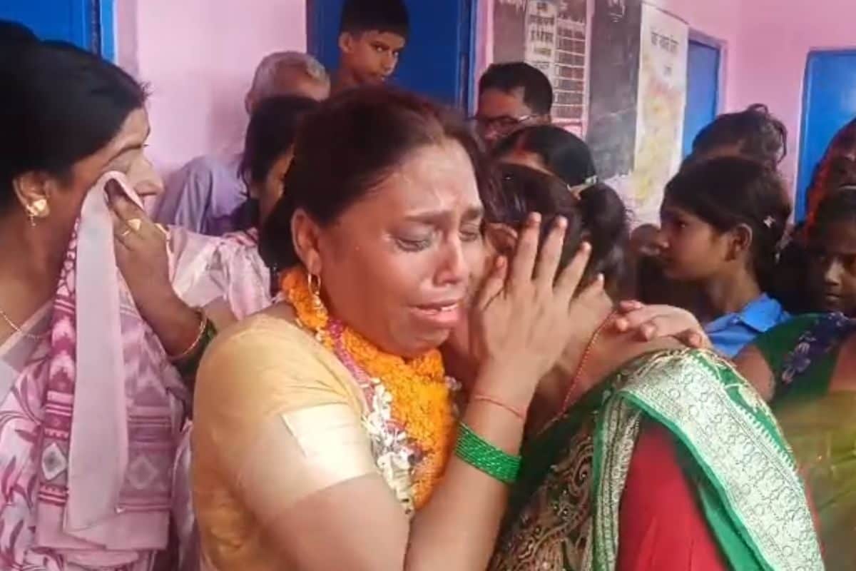 Viral Video: स्कूल टीचर का हुआ ट्रांसफर, तो बिलख-बिलख कर रोया पूरा गांव