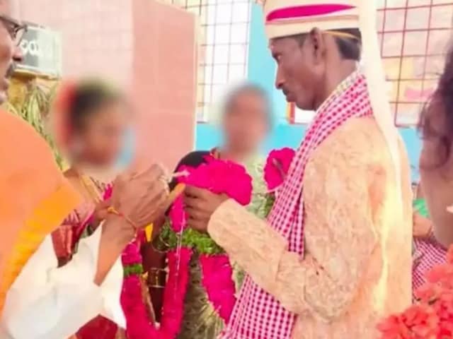 40 साल के टीचर ने 8वीं की छात्रा संग लिए 7 फेरे, पहली पत्नी के सामने हुआ खेल 40 साल के टीचर ने 8वीं की छात्रा संग लिए 7 फेरे, पहली पत्नी के सामने हुआ खेल
