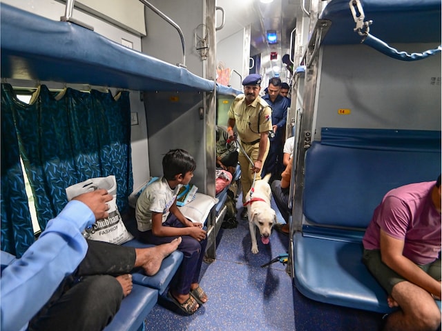 सुपरफास्‍ट ट्रेन से खास चीज लेकर जा रहे थे 6 दोस्‍त, देखते ही GRP का घूमा माथा