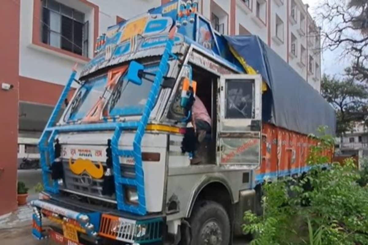 ट्रक के तहखाने से वो निकला जिसे देख मुजफ्फरपुर पुलिस हैरान रह गई दो गिरफ्तार