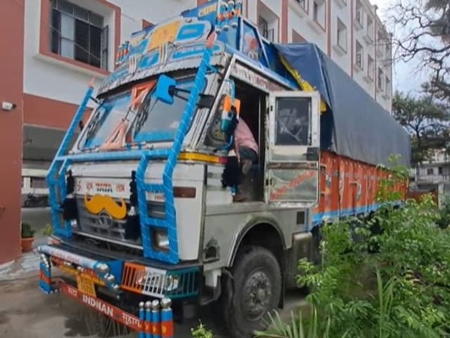 ट्रक के तहखाने से वो निकला जिसे देख मुजफ्फरपुर पुलिस हैरान रह गई, दो गिरफ्तार ट्रक के तहखाने से वो निकला जिसे देख मुजफ्फरपुर पुलिस हैरान रह गई, दो गिरफ्तार