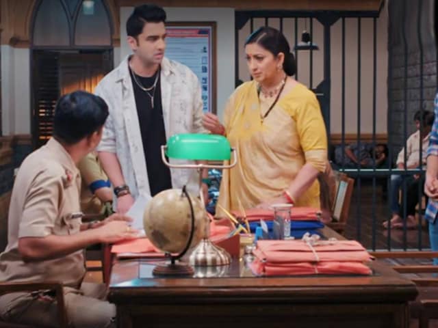 दूसरे एपिसोड में पार्टी छोड़ थाने पहुंची तुलसी! 1 फोन कॉल ने बिगाड़ा खेल दूसरे एपिसोड में पार्टी छोड़ थाने पहुंची तुलसी! 1 फोन कॉल ने बिगाड़ा खेल