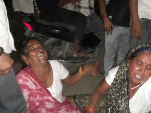 Aligarh News: बस और ट्रोला में भीषण भिड़ंत, 1 की मौत, 15 घायल Aligarh News: बस और ट्रोला में भीषण भिड़ंत, 1 की मौत, 15 घायल