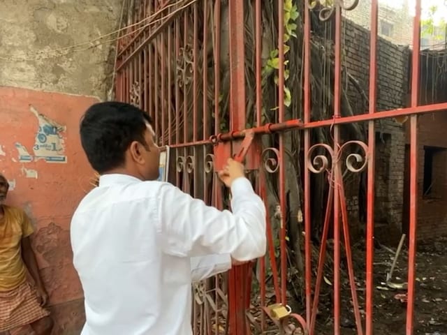 Varanasi News: हनुमान चालीसा और शबद कीर्तन एक ही आंगन में, 42 साल बाद खुला मंदिर का ताला Varanasi News: हनुमान चालीसा और शबद कीर्तन एक ही आंगन में, 42 साल बाद खुला मंदिर का ताला