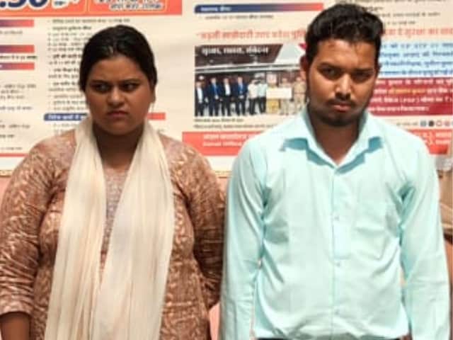 घर में रहते थे सिर्फ पति-पत्नी, बाहर रहती थी औरतों-मर्दों की भीड़, सबको अंदर बुलाकर बांटते थे नोटों की गड्डियां घर में रहते थे सिर्फ पति-पत्नी, बाहर रहती थी औरतों-मर्दों की भीड़, सबको अंदर बुलाकर बांटते थे नोटों की गड्डियां
