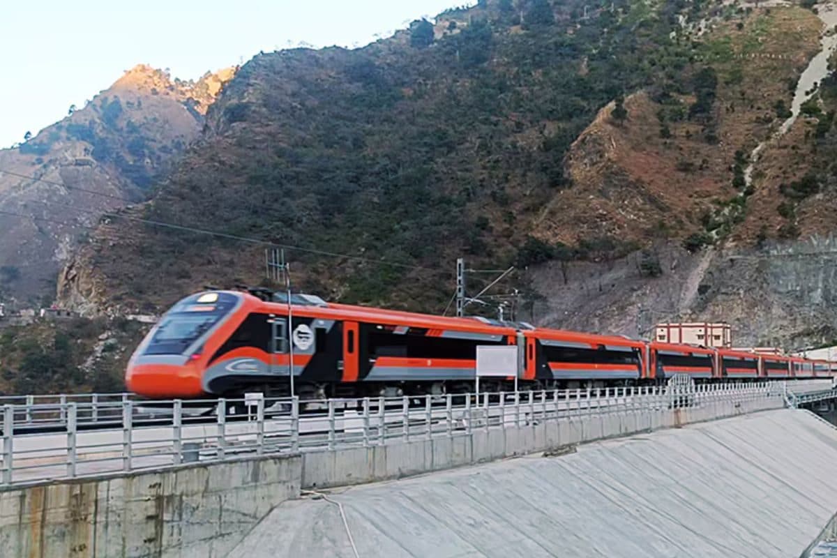 देश में ही नहीं विदेश में भी खूब दौड़ रही है वंदेभारत एक्सप्रेस लगी लाइन