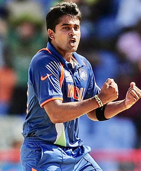 Vinay Kumar, cricketer Vinay Kumar, Indian pacer Vinay Kumar, R Vinay Kumar Cricket Career, Vinay Kumar fast bowler, Vinay Kumar father, Vinay Kumar father auto driver, auto driver son Vinay Kumar, Vinay Kumar father name Rangnath, Vinay Kumar dismissed Sourav Ganguly, Vinay Kumar out Sourav ganguly, Vinay Kumar struggle story, Vinay Kumar highest wicket taker ranji trophy as fast bowler, विनय कुमार, विनय कुमार क्रिकेट करियर, विनय कुमार ऑटो ड्रॉइवर का बेटा 