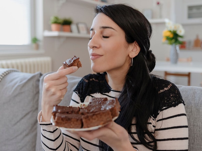 Women Sugar Cravings Science, Hormonal Sugar Crawings in Women, Emotional Eating in Women, Serotonin and Crawings, Gut Microbiome Sugar Crawings, Gender Differences In Food Crawings, Why do you eat more sweets Why cravings are done, women eat more sweet or men, new studies about women
