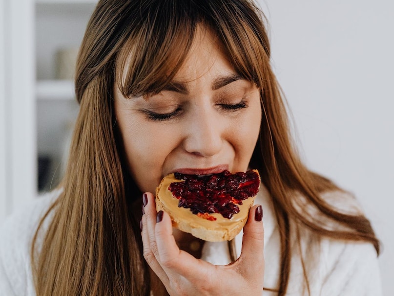 Women Sugar Cravings Science, Hormonal Sugar Crawings in Women, Emotional Eating in Women, Serotonin and Crawings, Gut Microbiome Sugar Crawings, Gender Differences In Food Crawings, Why do you eat more sweets Why cravings are done, women eat more sweet or men, new studies about women