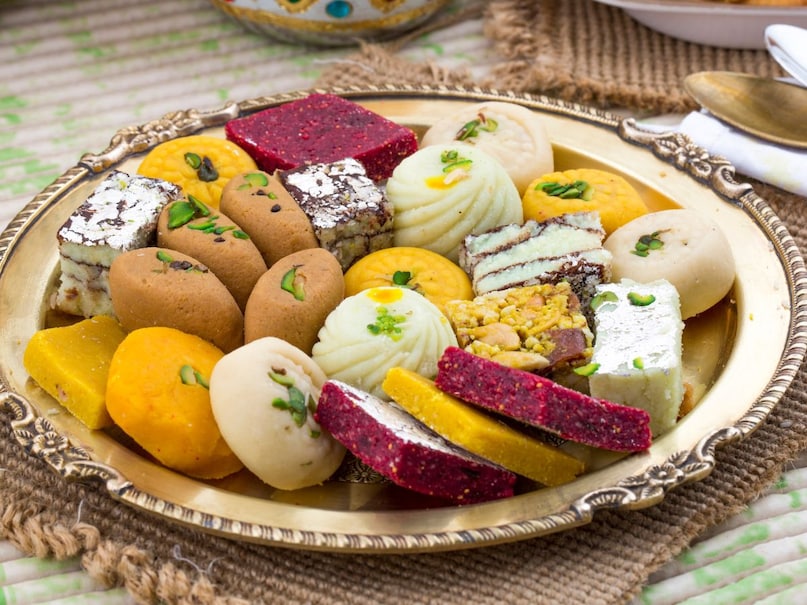 Women Sugar Cravings Science, Hormonal Sugar Crawings in Women, Emotional Eating in Women, Serotonin and Crawings, Gut Microbiome Sugar Crawings, Gender Differences In Food Crawings, Why do you eat more sweets Why cravings are done, women eat more sweet or men, new studies about women