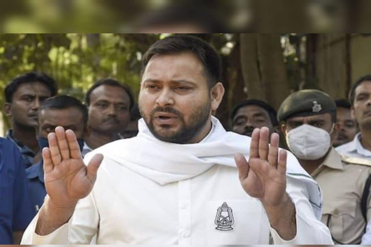 तेजस्वी यादव: 2 वोटर ID कार्ड रखने के आरोप में FIR, EC ने भी भेजा नोटिस
