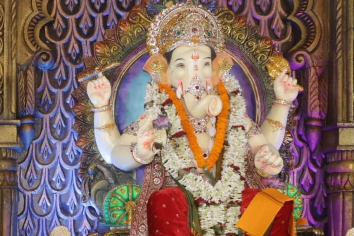 गणपति को पहनाया गया 38 लाख का हीरा मुकुट, पटना में देखने उमड़ी भक्तों की भीड़