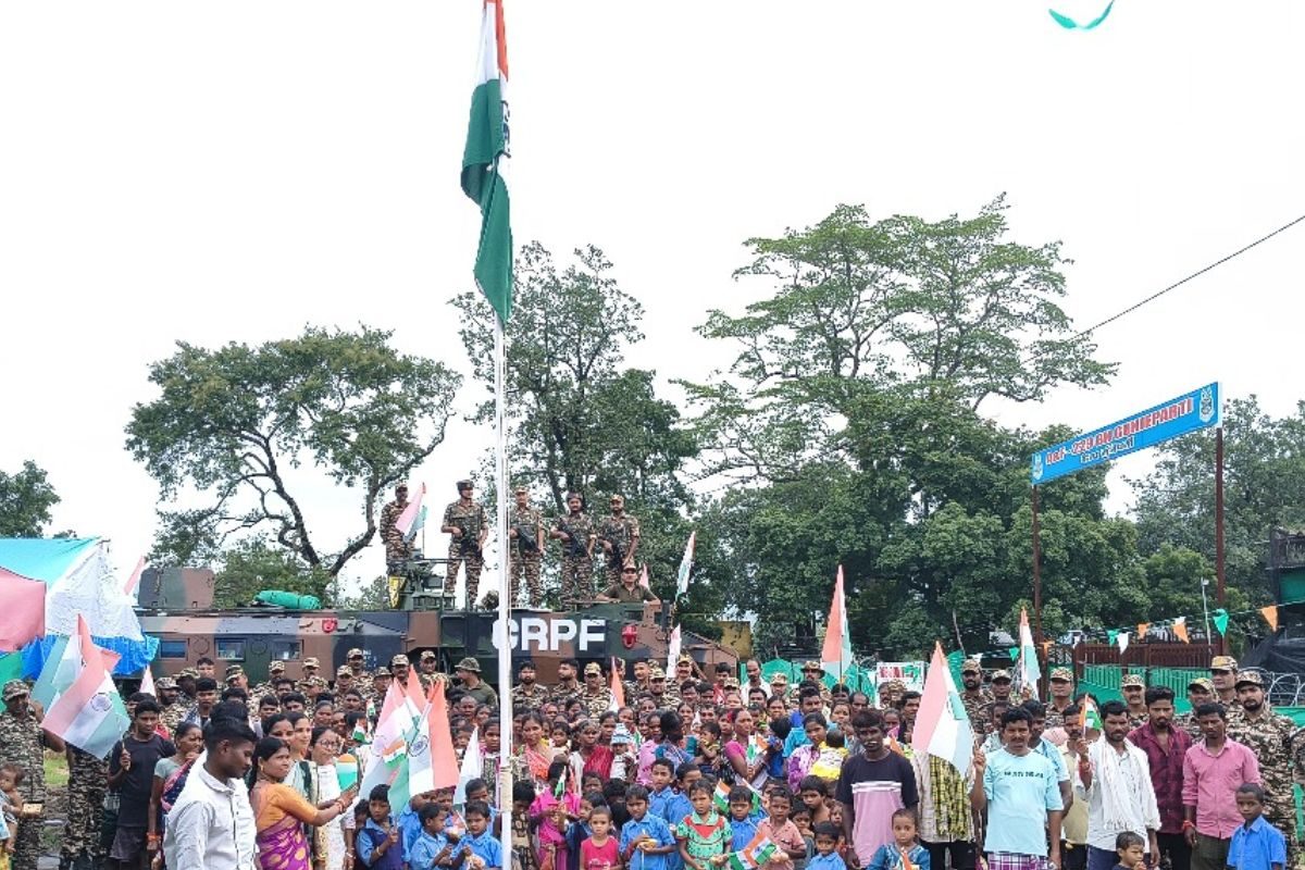 बीजापुर के नक्सली इलाकों में पहली बार फहराया तिरंगा, गूंजे 'वंदे मातरम'