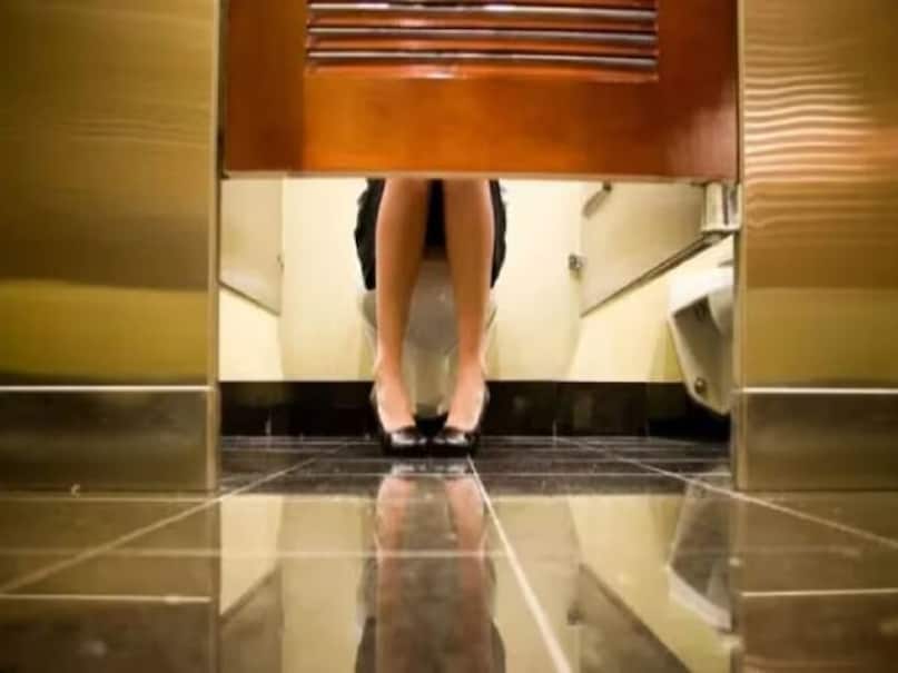 Why does public toilet doors gap down? 99% people will not know 3