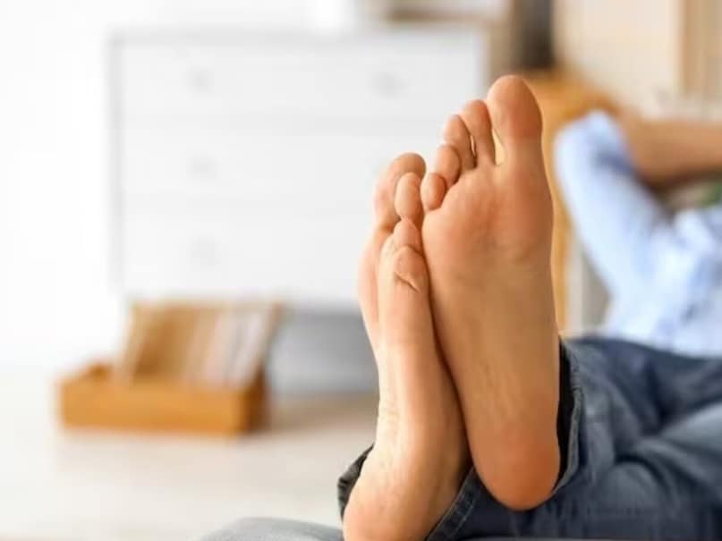 যদি আপনার পায়ের বুড়ো আঙুলটি সবচেয়ে বড় হয় এবং বাকি আঙুলগুলি প্রায় একই দৈর্ঘ্যের হয়, তাহলে এই ধরনের মানুষ সাধারণত খুব শান্ত, সরল এবং সংবেদনশীল প্রকৃতির হন। তারা যেকোনও বিরোধ এড়িয়ে চলে এবং সিদ্ধান্ত নিতে সময় নেয়। তাদের প্রায়শই ভুল বোঝাবুঝি করা হয় যে তাদের সিদ্ধান্ত নেওয়ার ক্ষমতা দুর্বল, যেখানে বাস্তবে, তারা সাবধানতার সঙ্গে বিবেচনা করে সিদ্ধান্ত নিতে বিশ্বাস করে। প্রেমের ক্ষেত্রে তারা খুবই অনুগত এবং গম্ভীর। যদি আপনার পায়ের বুড়ো আঙুলটি সবচেয়ে বড় হয় এবং বাকি আঙুলগুলি প্রায় একই দৈর্ঘ্যের হয়, তাহলে এই ধরনের মানুষ সাধারণত খুব শান্ত, সরল এবং সংবেদনশীল প্রকৃতির হন। তারা যেকোনও বিরোধ এড়িয়ে চলে এবং সিদ্ধান্ত নিতে সময় নেয়। তাদের প্রায়শই ভুল বোঝাবুঝি করা হয় যে তাদের সিদ্ধান্ত নেওয়ার ক্ষমতা দুর্বল, যেখানে বাস্তবে, তারা সাবধানতার সঙ্গে বিবেচনা করে সিদ্ধান্ত নিতে বিশ্বাস করে। প্রেমের ক্ষেত্রে তারা খুবই অনুগত এবং গম্ভীর।