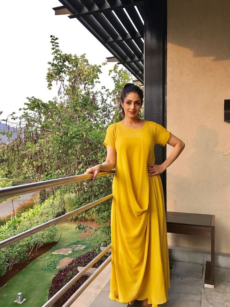 ശ്രീദേവിയോട് (Sridevi) ബോണി കപൂറിനുള്ള (Boney Kapoor) വികാരം അദ്ദേഹത്തിന്റെ അമ്മ മനസിലാക്കിയിരുന്നു. ഒരു രക്ഷാബന്ധൻ ദിനത്തിൽ, അവർ ശ്രീദേവിക്ക് ഒരു പൂജാ താലത്തിൽ രാഖി വച്ച് നീട്ടി. ആ രാഖി ബോണി കപൂറിന് കെട്ടിക്കൊടുക്കാൻ നിർദേശിച്ചു. തെന്നിന്ത്യയിൽ വളർന്ന ശ്രീദേവിക്ക് ആ രാഖി ആചാരം അത്ര പിടിയിലായിരുന്നു. താലവും കൊണ്ട് മുറിയിലേക്ക് വന്ന ശ്രീദേവിയുടെ മുഖത്ത് അമ്പരപ്പ്. ആ താലം അവിടെ വച്ചോളൂ, കൂടുതലൊന്നും ആലോചിക്കേണ്ട എന്നായിരുന്നു ബോണി കപൂറിന്റെ നിർദേശം. പിന്നീട് നടന്ന കാര്യങ്ങൾ വാർത്തകളിൽ ഒരുപാട് ചർച്ചയായി (തുടർന്നു വായിക്കുക)