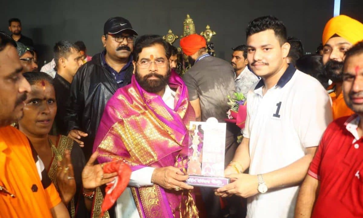 Eknath Shinde Video: दही हांडी में पहुंचे डिप्टी सीएम एकनाथ शिंदे, अचानक टूट गया स्टेज, देखें वीडियो