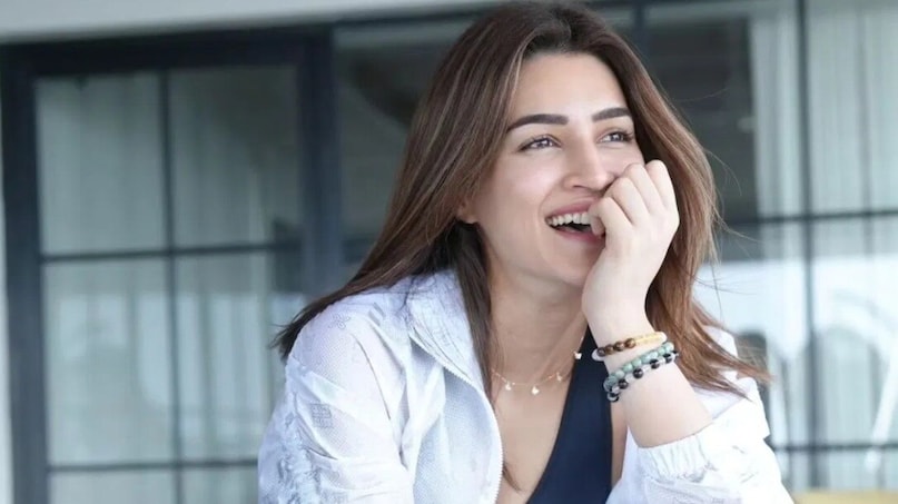 তবে শুধু এই স্বীকৃতিই নয়, অভিনয়ের জন্য তিনি পয়েছেন জাতীয় পুরষ্কার এবং দুটি ফিল্মফেয়ার পুরষ্কার। এখন তিনি IMDb-এর শীর্ষ ১০ জন সুন্দরী অভিনেত্রীর তালিকায় স্থান পেয়েছেন।