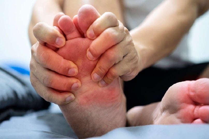 National Health Services (NHS)-এর গবেষকরা বলছেন, ভিটামিন বি১২-এর ঘাটতি প্রথম পরিলক্ষিত হয় শরীরের চার অংশে-- হাত, হাতের পাতা, পা ও পায়ের পাতা। গবেষকদের মতে, যাঁদের ভিটামিন বি১২ এর ঘাটতি আছে শরীরে, তাঁদের এই চার অংশে অদ্ভুত একটি অনিভূতি হয়। ডাক্তারি পরিভাষায় একে বলে ' প্যারাসথেসিয়া' বা 'পিন অ্যান্ড নিডল', অর্থাৎ এই চার অংশে ঝিঁঝি ধরে কিংবা সূক্ষ্মকাদের ঝুঁকি বেশি? বয়স্ক, শিশু, ভেগান, ডায়াবেটিকদের ঝুঁকি বেশি। বিশেষ করে নিরামিশাষীদের মধ্যে এই ভিটামিনের ঘাটতি দেখা যায়, কারণ, এটি ‘প্লান্ট বেসড ভিটামিন’ নয়।ফোটানোর অনুভূতি হয়। তবে অনেক ক্ষেত্রে নার্ভের নানা সমস্যা, মালটিপল স্ক্লেরোসিস, হাইপারথাইরয়েডিজম, কম রক্ত, হাইপারভেন্টিলেশন, ডায়াবেটিস-এর কারণেও ' প্যারাসথেসিয়া' হতে পারে।