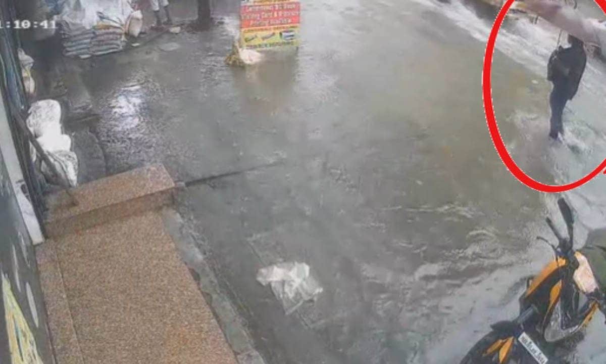 हेडफोन लगाए पैदल जा रहा था शख्‍स,  पैरों के नीचे से आई आफत, चंद सेकंड में सब खत्‍म