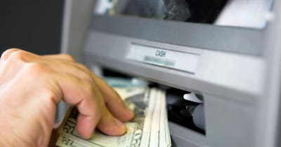 कई बैंकों ने एटीएम ट्रांजेक्शन से जुड़े बदलाव आज 1 अप्रैल से लागू किए हैं.