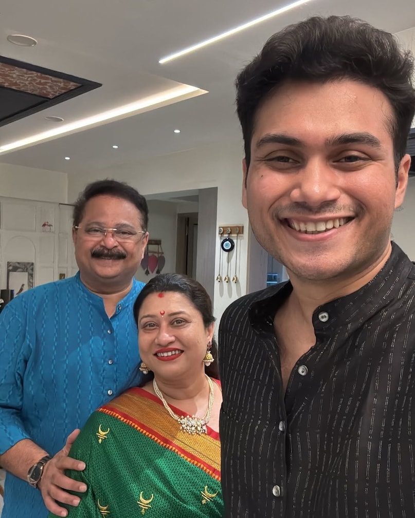 Soham Bandekar ha popular actor Adesh Bandekar Ani actress Suchitra Bandekar Yancha Mulga Ahe. So Sadhya Tyachaya I-Vadilanchaya is built by the institution. 'Thralam Tar Mag' or Ghazlelya Malik Chairchaya Nirchaichi Zabodari Soham Sambhat came.