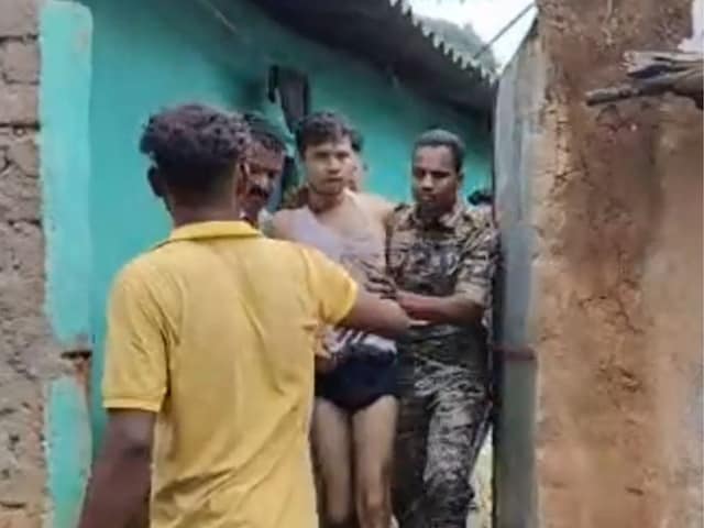 जशपुर में बेटा बना हैवान, मां की हत्या के बाद शव के टुकड़े कर गाने गाए जशपुर में बेटा बना हैवान, मां की हत्या के बाद शव के टुकड़े कर गाने गाए