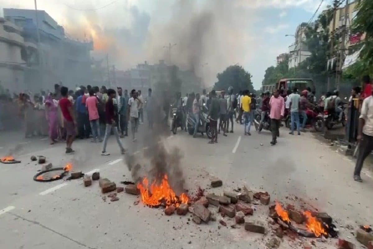 पटना के अटल पथ पर फूटा लोगों का गुस्सा, हंगामा और आगजनी, ये है वजह