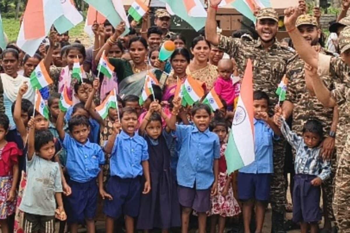 बीजापुर में पहली बार लहराया तिरंगा, जश्न की सबसे खूबसूरत तस्वीरें जोश भर देंगी