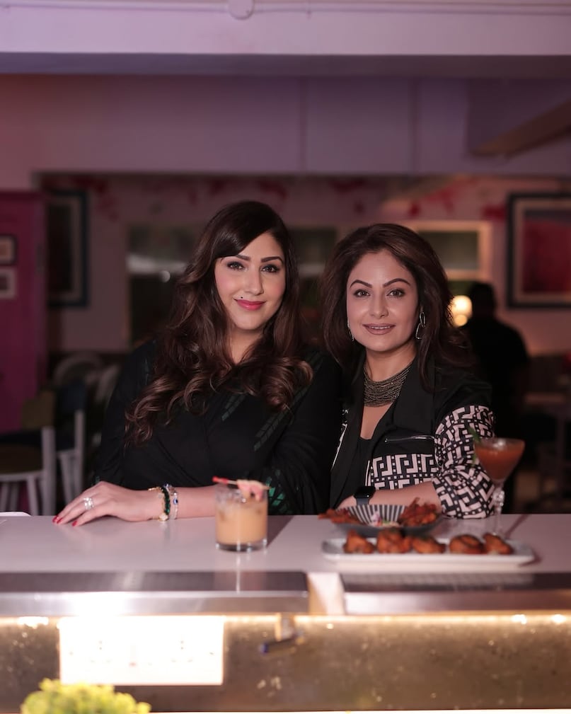 Ayesha Jhulka, Ayesha Jhulka life story, Ayesha Jhulka affairs, Ayesha Jhulka movie dalal, Ayesha Jhulka controversy, Ayesha Jhulka Mithun Chakraborty, actress controversies, celeb intimate scenes, आयशा जुल्का, आयशा जुल्का लाइफ स्टोरी