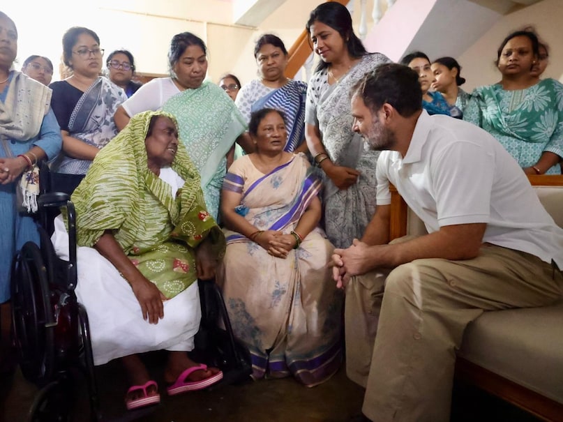 शिबू सोरेन के अंतिम संस्कार में सोशल मीडिया पर साझा तस्वीरों में राहुल गांधी और तेजस्वी यादव को हेमंत सोरेन के साथ शोकाकुल देखा गया, जो महागठबंधन की एकजुटता का प्रतीक माना जा रहा है. शिबू सोरेन के अंतिम संस्कार में सोशल मीडिया पर साझा तस्वीरों में राहुल गांधी और तेजस्वी यादव को हेमंत सोरेन के साथ शोकाकुल देखा गया, जो महागठबंधन की एकजुटता का प्रतीक माना जा रहा है.