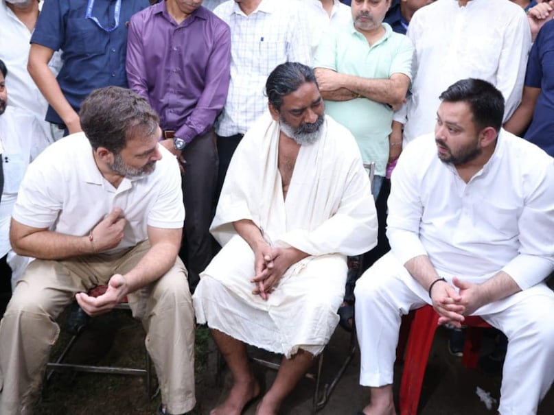 बिहार चुनाव में नीतीश कुमार के नेतृत्व वाले NDA के खिलाफ महागठबंधन की रणनीति को ये तस्वीरें नया आयाम दे सकती हैं. विश्लेषकों का मानना है कि शिबू सोरेन की विरासत और हेमंत, राहुल और तेजस्वी की एकजुटता आदिवासी और पिछड़े वर्ग के वोटरों को प्रभावित कर सकती है. बिहार चुनाव में नीतीश कुमार के नेतृत्व वाले NDA के खिलाफ महागठबंधन की रणनीति को ये तस्वीरें नया आयाम दे सकती हैं. विश्लेषकों का मानना है कि शिबू सोरेन की विरासत और हेमंत, राहुल और तेजस्वी की एकजुटता आदिवासी और पिछड़े वर्ग के वोटरों को प्रभावित कर सकती है.