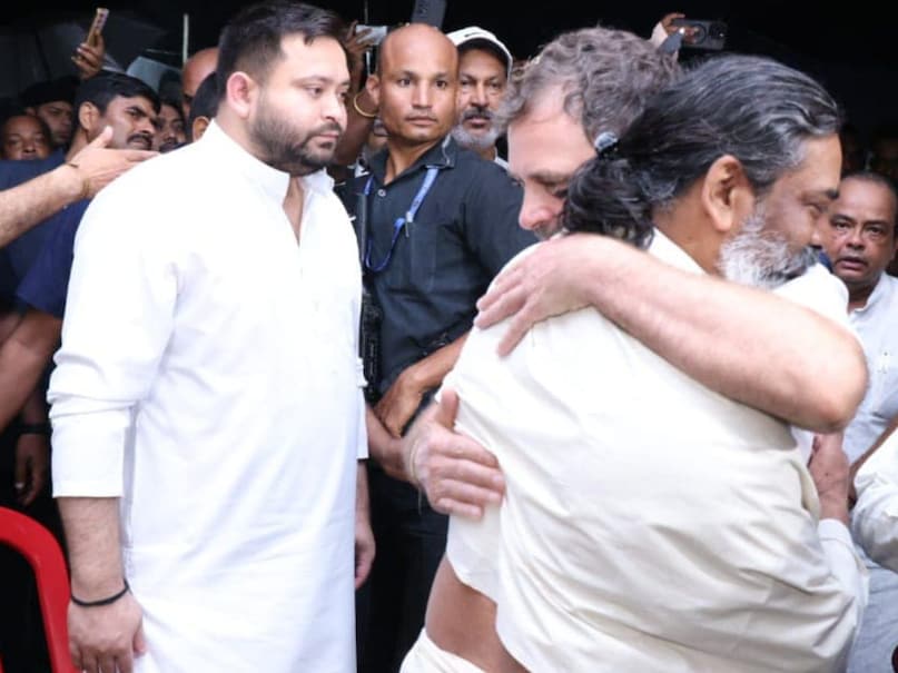 शिबू सोरेन के निधन ने JMM के समर्थकों में एक भावनात्मक लहर पैदा की है, जो बिहार और झारखंड में आदिवासी और सामाजिक न्याय के मुद्दों को और मजबूती दे सकती है। शिबू सोरेन के निधन ने JMM के समर्थकों में एक भावनात्मक लहर पैदा की है, जो बिहार और झारखंड में आदिवासी और सामाजिक न्याय के मुद्दों को और मजबूती दे सकती है।