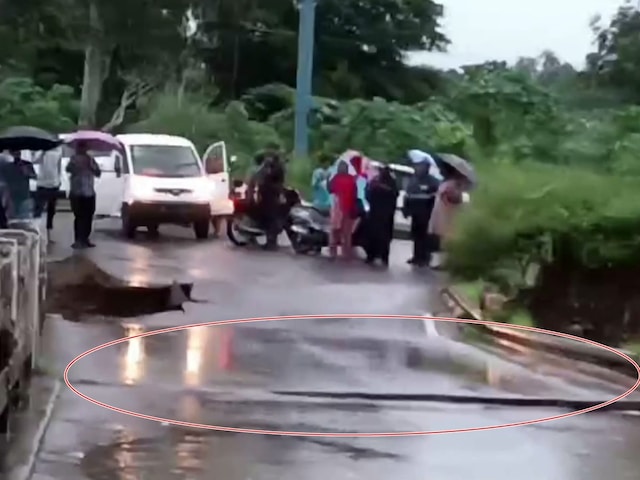 हिमाचल के बद्दी में भारी बारिश से तबाही, डाबर चौक के पास पुल टूटा हिमाचल के बद्दी में भारी बारिश से तबाही, डाबर चौक के पास पुल टूटा