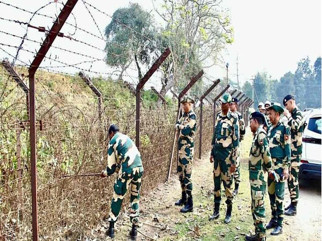 बांग्लदेश बॉर्डर पर घूम रहा था शख्स, BSF ने तुरंत दबोचा, ID देखकर उड़े होश बांग्लदेश बॉर्डर पर घूम रहा था शख्स, BSF ने तुरंत दबोचा, ID देखकर उड़े होश