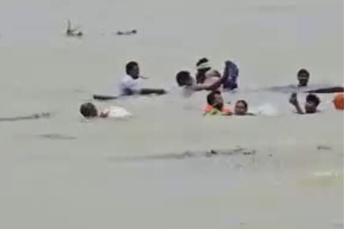 बिहार में तेज धार के बीच डगमगाई नाव, बाढ़ के पानी में कूदे लोग, देखें रोंगटे खड़े कर देने वाला VIDEO