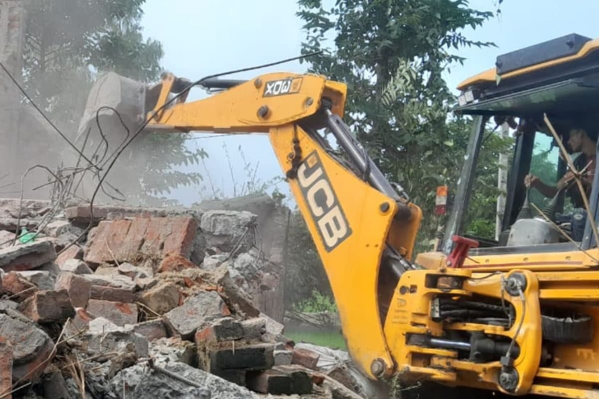 बिहार में लोगों ने अपने ही घरों पर चलवाया बुलडोजर, क्यों तलाश रहे नया ठिकाना?