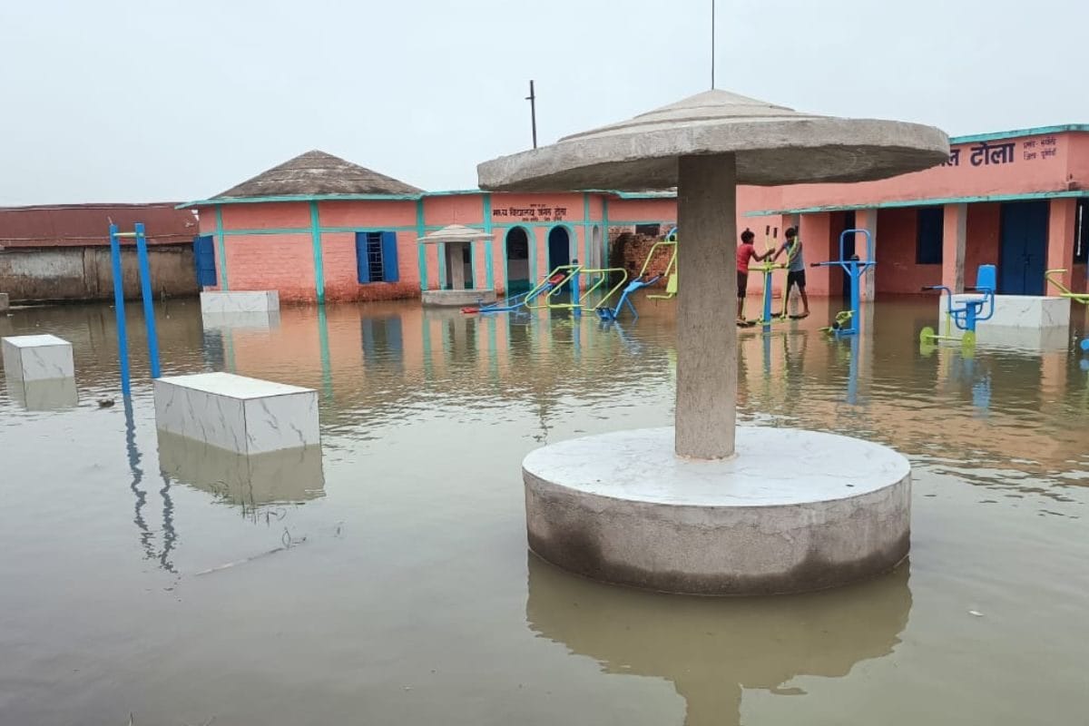 पूर्णिया के रुपौली में जल कैदी बने लोग बाढ़ से पलायन को विवश हुए गांववाले