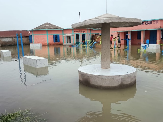 पूर्णिया के रुपौली में 'जल कैदी' बने लोग, बाढ़ से पलायन को विवश हुए गांववाले पूर्णिया के रुपौली में 'जल कैदी' बने लोग, बाढ़ से पलायन को विवश हुए गांववाले