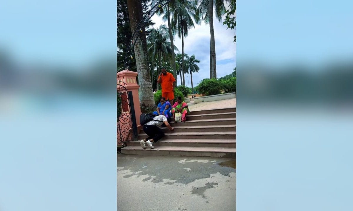 आराम से बैठी थीं दो महिलाएं, तभी पहुंचा अनजान लड़का, पैर छूकर यूं लेने लगा आशीर्वाद, फिर जो हुआ...