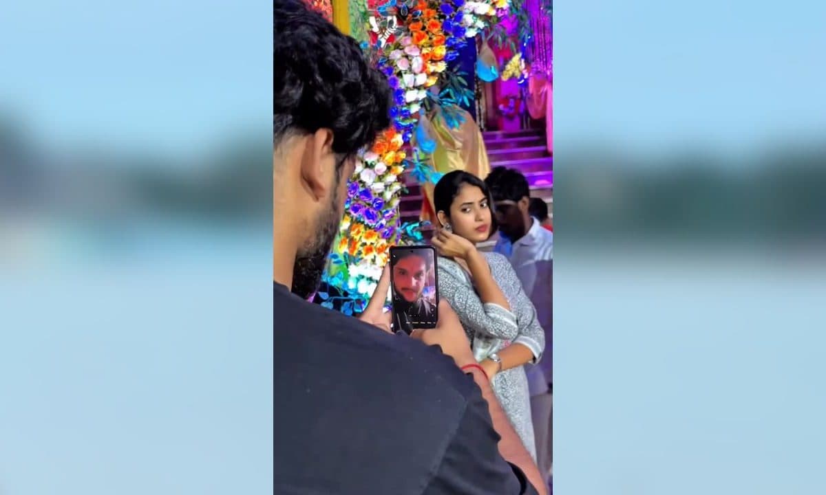 लड़की को लगा चुपके से फोटो खींच रहा है लड़का, जैसे देखा मोबाइल, फिर सामने आई हकीकत!