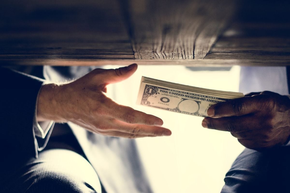 केरल में संपत्तिकर जमा करने के नाम मांगी रिश्‍वत पूर्व प्रधान और तहसीलदार पर हो गयी कार्रवाई