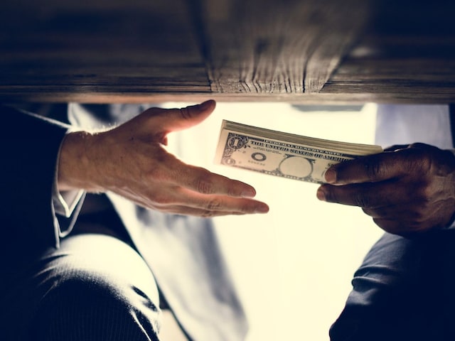 घूसखोर सरकारी बाबू को मिली किए की सजा, हजार रुपए के चक्‍कर में जाना पड़ा जेल