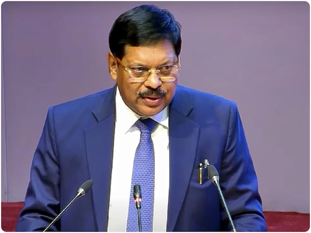 लगता है वो लोग फडणवीस और शिंदे के बारे में नहीं जानते, CJI ने क्यों कहा ऐसा? लगता है वो लोग फडणवीस और शिंदे के बारे में नहीं जानते, CJI ने क्यों कहा ऐसा?