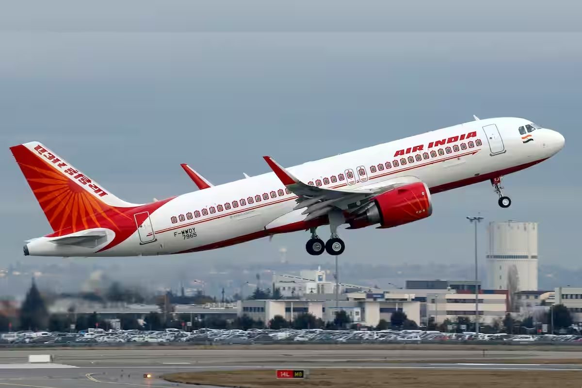 US से मुंबई आ रही एयर इंडिया फ्लाइट में कॉकरोच कोलकाता में रोककर हुई सफाई