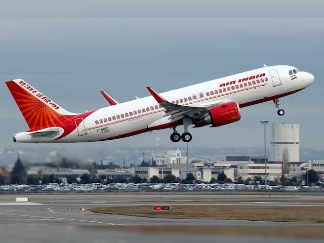 US से मुंबई आ रही एयर इंडिया फ्लाइट में कॉकरोच, कोलकाता में रोककर हुई सफाई