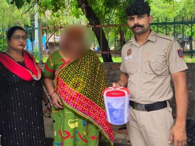 हरा सूट-सलवार, हाथ में पॉलिथीन, पुलिस को देखते ही भागने लगी, पकड़ में आई तो… हरा सूट-सलवार, हाथ में पॉलिथीन, पुलिस को देखते ही भागने लगी, पकड़ में आई तो…