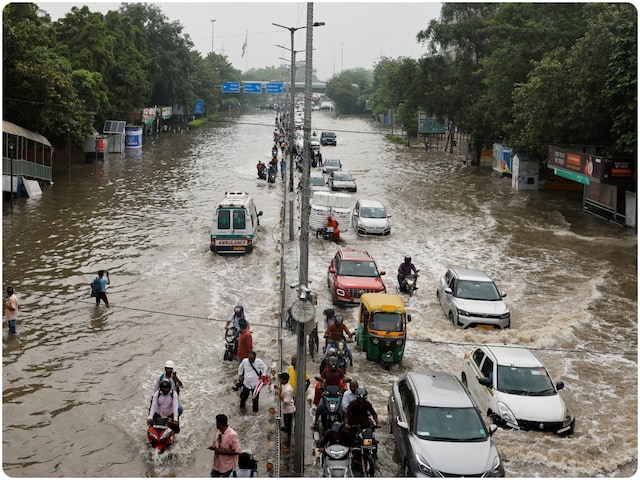 इंदौर में बड़ा हादसा, तेज बारिश में गिरी दीवार, दबने से 3 लोगों की मौत इंदौर में बड़ा हादसा, तेज बारिश में गिरी दीवार, दबने से 3 लोगों की मौत