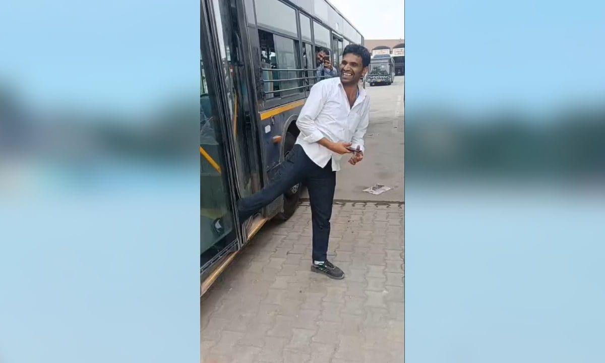 बस से उतर रहा था शख्स, तभी जल्दबाजी में ड्राइवर ने बंद कर दिया दरवाजा, तभी हुआ ऐसा हादसा!